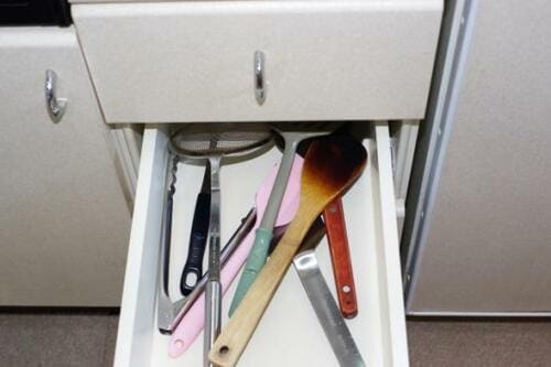 お玉やフライ返しの収納には“IKEAの有孔ボード”が有効でした イメージ