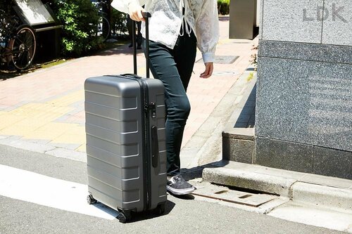 格安ブランドのメリット2：持ち歩きやすさはハイブランドと互角 スーツケースおすすめ イメージ