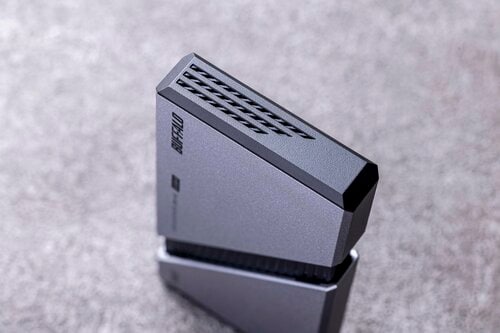 ケースを広げると排熱効率がアップ 小型で高速な外付けSSDおすすめ イメージ