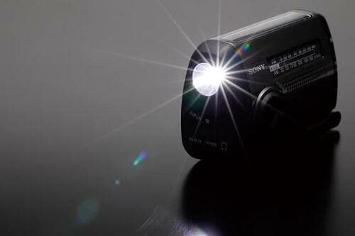 防災ラジオおすすめ ソニー ポータブルラジオ ICF-B99足元をしっかり照らせる明るさ イメージ2