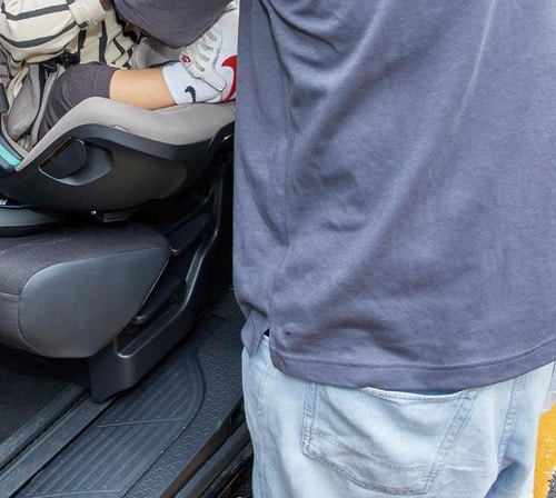 ドア側にスライドするから乗せ降ろしがしやすい! チャイルドシートおすすめ イメージ