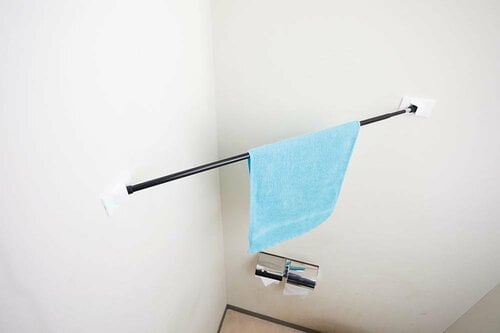 部屋の角に斜め設置できちゃう ダイソー「つっぱり補助板 コーナー用」 イメージ2