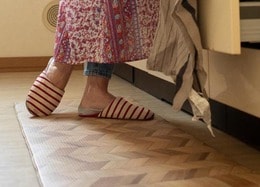 モチモチして足が疲れない!?「ニトリのキッチンマット」を『MONOQLO』が検証・レビュー