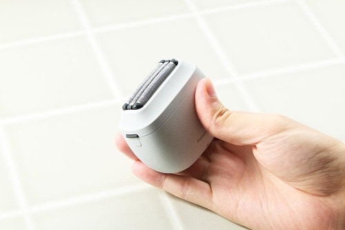 濡れた手で持っても滑らず剃りやすい パナソニック「ラムダッシュ パームイン LITE」おすすめ イメージ