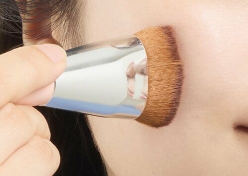 幅広ブラシがピタッとフィット ファンデーションブラシおすすめ イメージ