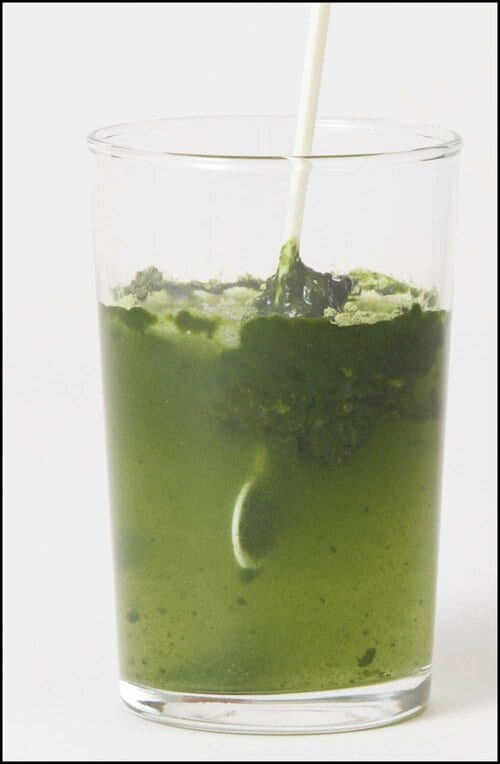 【溶けやすさ】マドラーにまとわりつき水に溶け込まない 青汁おすすめ イメージ