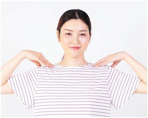 ①両肩先に指先をつける ストレッチバンドおすすめ イメージ