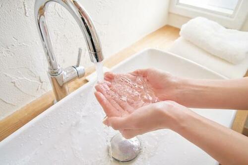 Q2. 冷水で引き締めると毛穴が小さくなる?