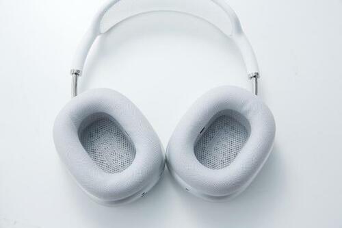 機能1：イヤーパッド内の状態を計測して音を常時補正 イメージ