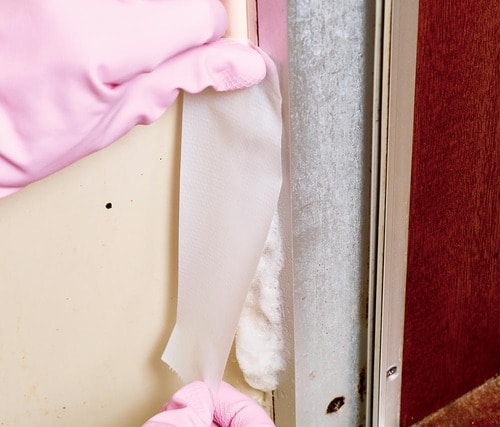 3：狭いところは養生テープでパック カビ取りスプレーおすすめ イメージ