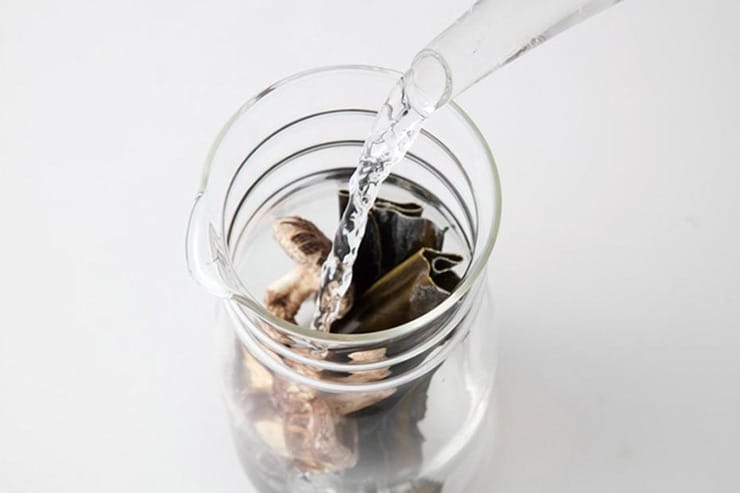 冷蔵庫で一晩おくだけ。手軽にはじめる「水だし（水出汁）」の基本