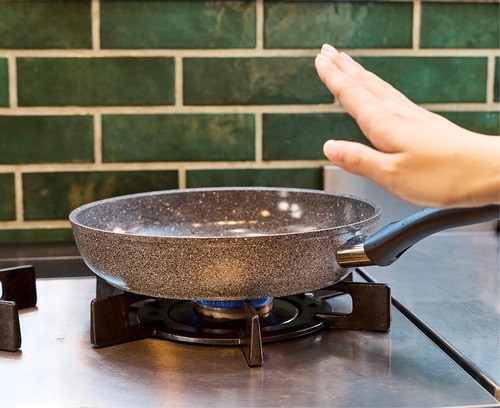 ポイント1：弱火でフライパンをじっくり温める フライパンおすすめ イメージ