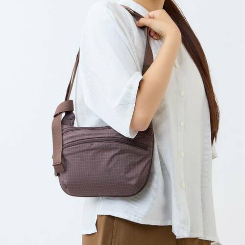 高級感があり、斜め掛けでも肩掛けでも イメージ