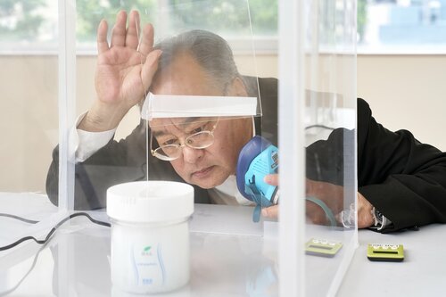 置き型消臭剤の検証で専門家がニオイを嗅いでいる様子