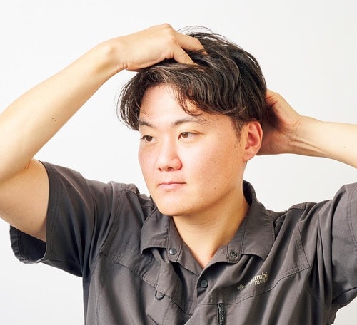 STEP2：もみ込むようになじませる メンズ用頭皮保湿アイテムおすすめ イメージ