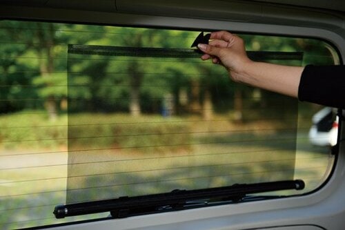 簡単に窓の開け閉めができる巻取り式のシェード