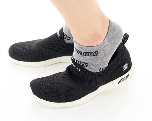 スッと履けてフィット感も抜群 ハンズフリーシューズおすすめ イメージ