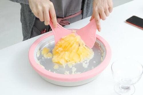 底のゴムですべりにくいエスアイエス「ロールアイスメーカー」 イメージ3