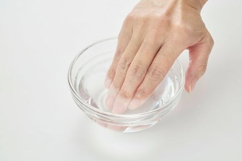 STEP1:甘皮をふやかす キューティクルニッパーおすすめ イメージ