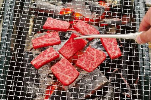 生肉を箸で掴むのは衛生的にNG!家にもあると便利な焼肉用トング