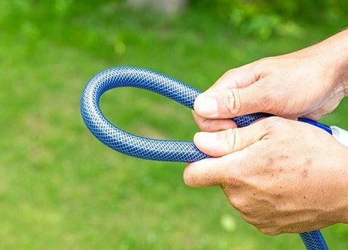 ポイント2:硬めのホースで折れにくい イメージ