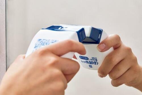 コーティングで鏡に水滴が残らないレック「くもり止めリキッド」