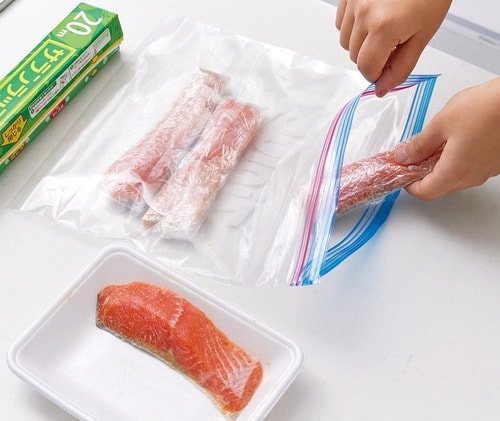 ジップロック フリーザーバッグ に食材を入れている様子の画像