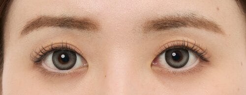 <!--td {border: 1px solid #cccccc;}br {mso-data-placement:same-cell;}--> 水光感だけが引き立っている グレーカラコンおすすめ イメージ