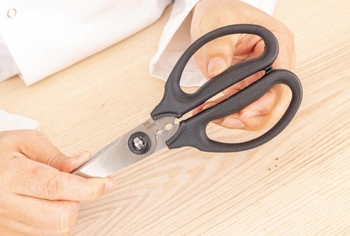 グリップは手が痛くならない親切設計 キッチンバサミおすすめ イメージ