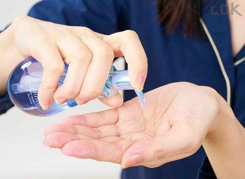 ステップ1:ワンプッシュ手のひらに出す 洗い流さないトリートメントおすすめ イメージ