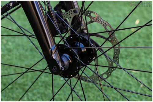 【パーツ】ギアとブレーキは信頼のシマノ製。バッテリー連動の前後ライトも付属 e-bikeおすすめ イメージ2