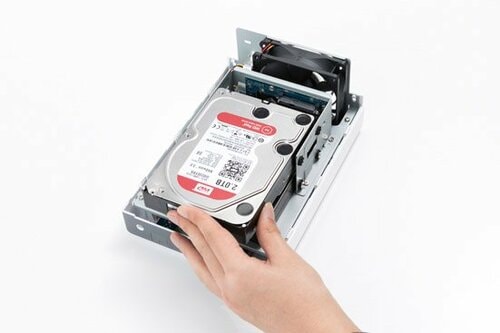 ステップ① まずはここからカバーを外してHDDを取り付けます イメージ2