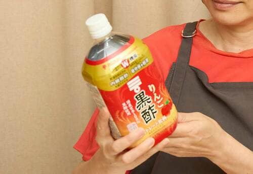 黒酢ドリンクを手に持つ料理家