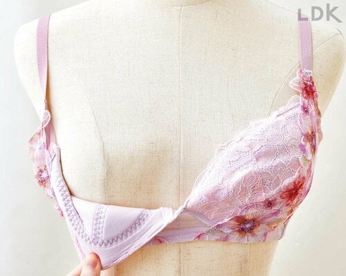 ガバッとめくるだけで授乳できる 授乳ブラおすすめ イメージ