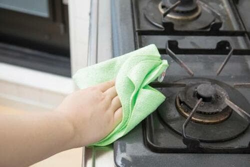 掃除ワザ8：温かいうちに水拭きで拭いてしまう イメージ