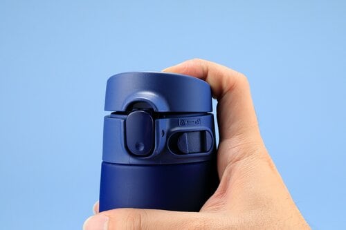 片手でも使えるデザインです ワンタッチボトルおすすめ イメージ2