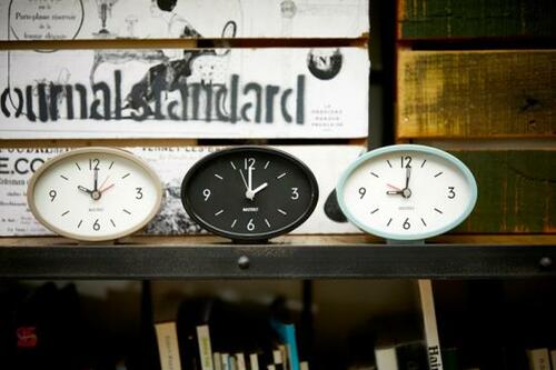 3つ並べるとかわいい！ レトロな雰囲気の置き時計 イメージ