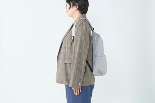きれいめスタイルに合うコンパクトさ レディース向け通勤リュックおすすめ イメージ