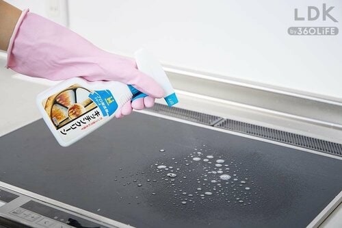STEP1:アルカリ性洗剤を汚れ部分にかける イメージ