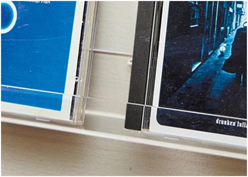 棚のマチが意外と広めなので、小さめのフィギュアも飾れる イメージ