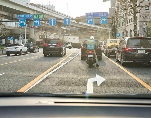 理由1:音声操作で運転中でも安全にナビを設定できる