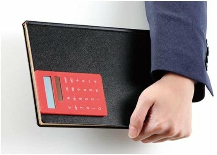 スマホ電卓よりコッチ派！激薄の “クリップ電卓”はどうですか？｜『MONOQLO』が紹介