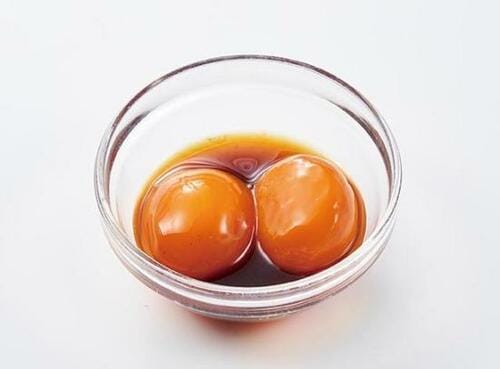 「ワサビとゴマ油香る黄身醤油のせご飯」2