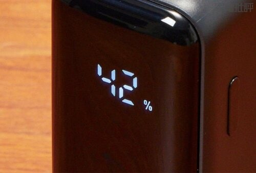 1%単位の充電率表示! 本体だけでパススルー充電OK 5000mAhモバイルバッテリーおすすめ イメージ