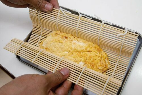 仕上げに巻きすを使ってかたちを整えればOK！ イメージ2