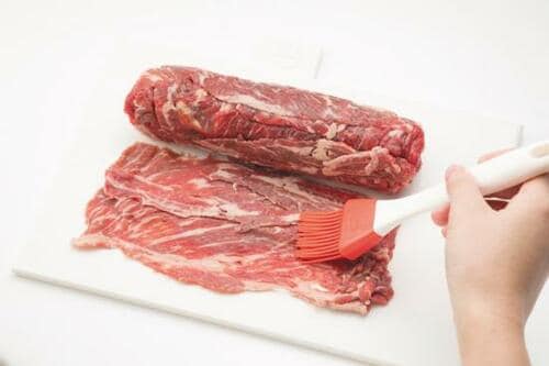 [牛ロールステーキ]牛薄切り肉を巻き巻きしてボリュームアップ！ イメージ