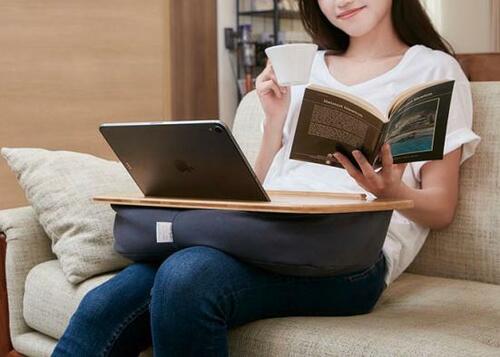 手持ちに疲れたら“ひざ上”に!Yogibo「Traybo2.0」