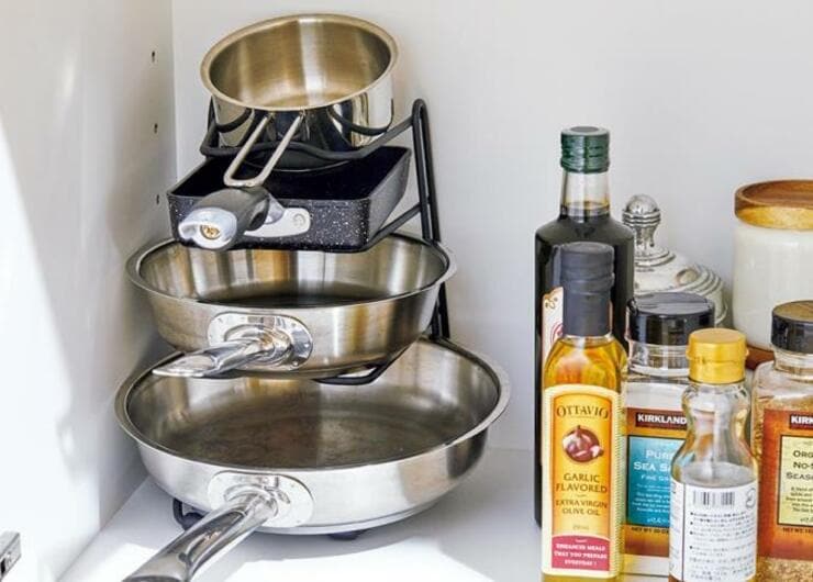 【100均新製品】ダイソーの300円フライパンラックの実力は？│『LDK』が比較