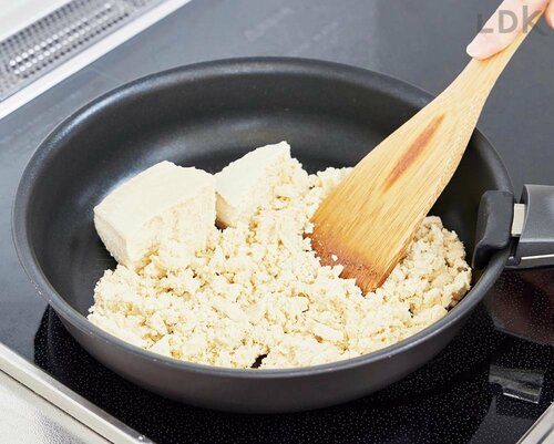 2：木べらなどで粗いそぼろ状にする 木綿豆腐の冷凍保存術おすすめ イメージ