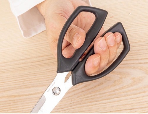 しっかりとしたグリップが手にフィットする キッチンバサミおすすめ イメージ